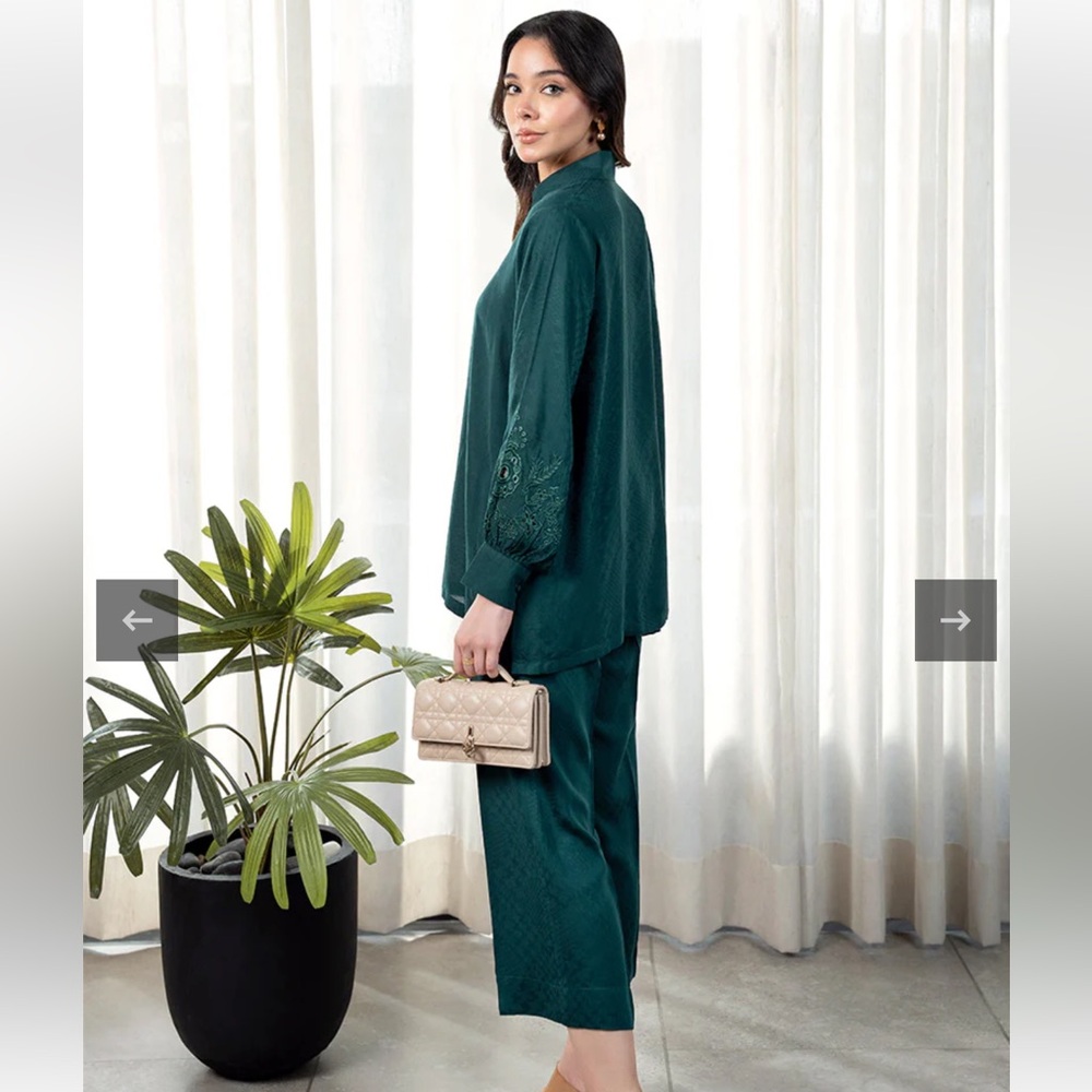 Elegant Dark Green Two-Piece Set - Picture 3 of 4